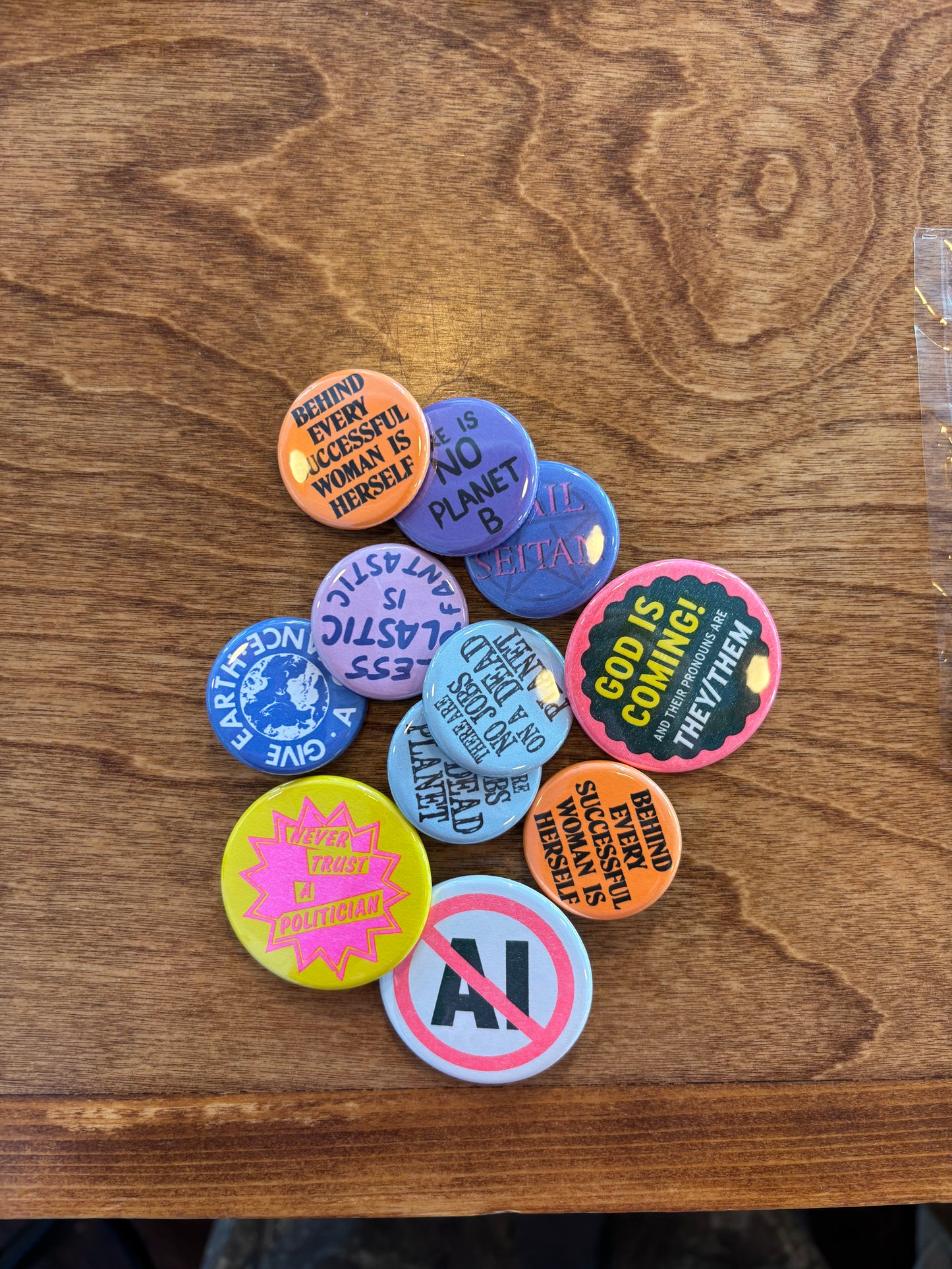 Buttons / Pins